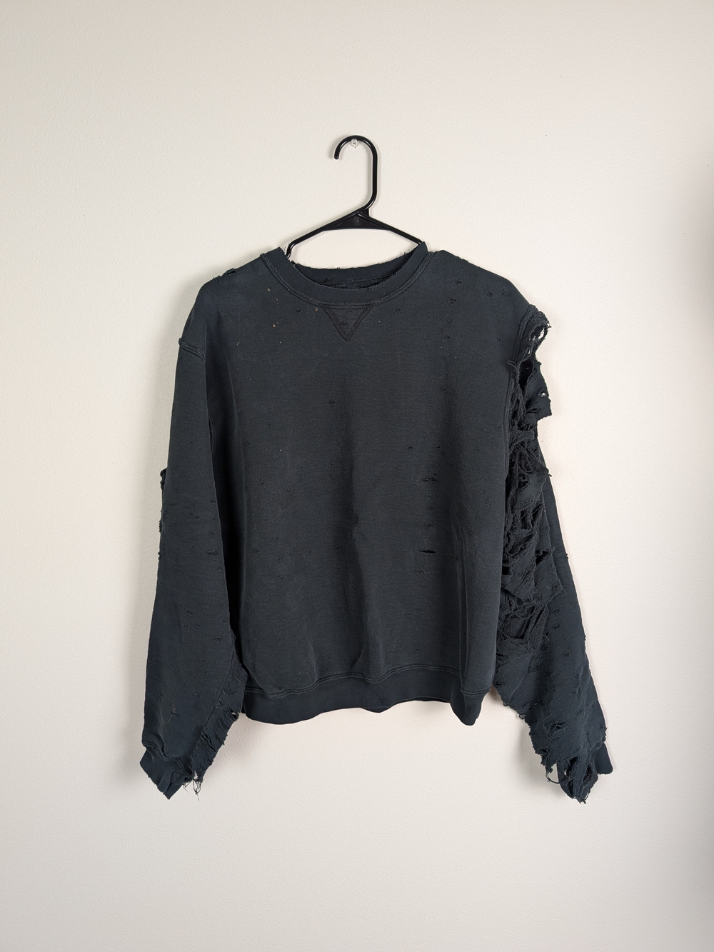 Black Distressed Crewneck Sweatshirt! 🖤